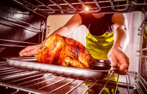 Cooking chicken in the oven at home.